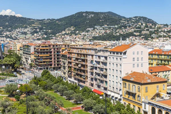 Veduta a volo d'uccello di case storiche colorate nella città di Nizza, Francia — Foto Stock