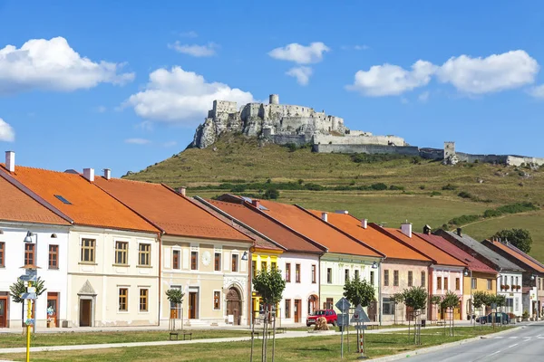 Spisske Podhradie stad en Spis kasteel (Spissky hrad), Slowakije — Stockfoto