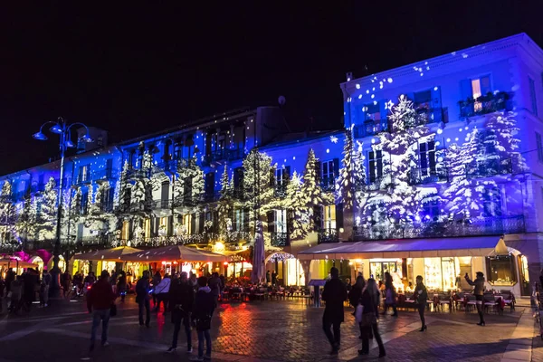 코 모, 이탈리아에 있는 건물의 facades에 대 축제 크리스마스 장식 — 스톡 사진