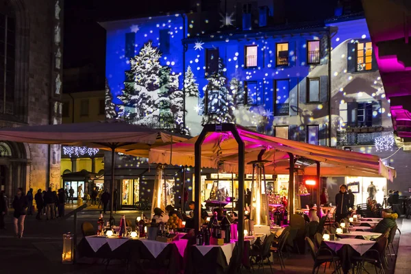 Decoraciones navideñas festivas en fachadas de edificios en Como, Italia — Foto de Stock