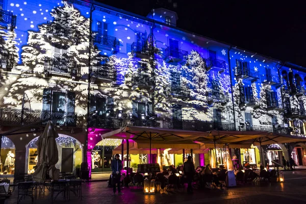 Feestelijke kerstdecoraties op de gevels van gebouwen in Como, Italië — Stockfoto