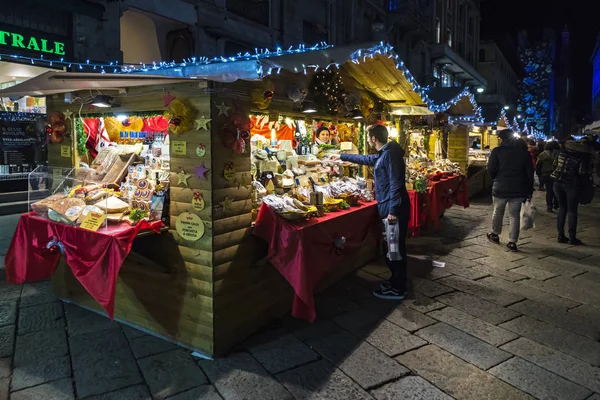 Traditionele kerstmarkt op Piazza Cavour in Como, Italië — Stockfoto