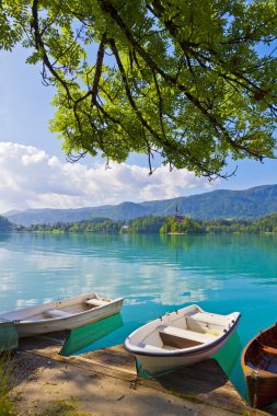 Lake Bled, Slovenya iskelede teknelerle manzara