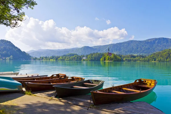 Landscape with boats at the pier of Bled Lake, Slovenia — Stock Photo, Image