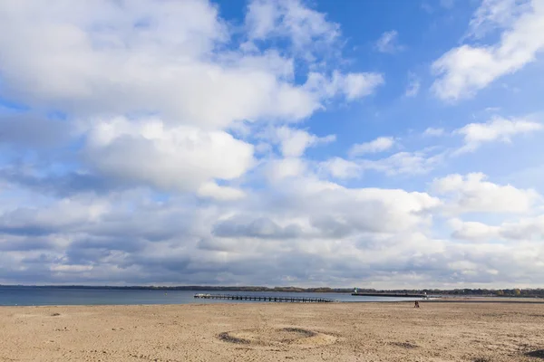 Stranden vid baltiska havskusten i Travemünde, Tyskland — Stockfoto