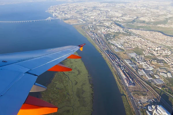 Airbus A320 operated by EasyJet flights over Lisbon — Stock Photo, Image