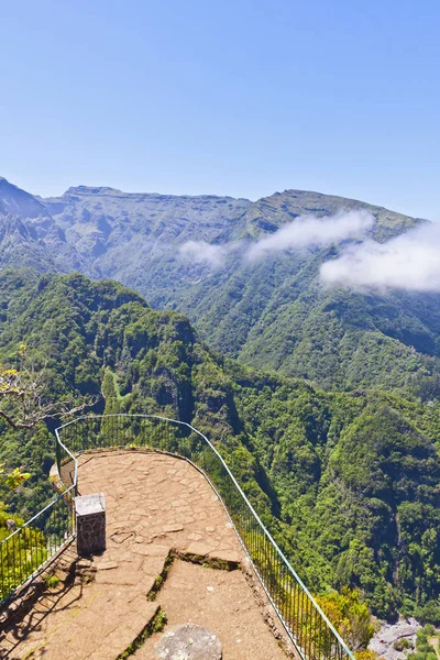 Vista panorámica aérea de las montañas en la isla de Madeira, Portugal — Foto de Stock