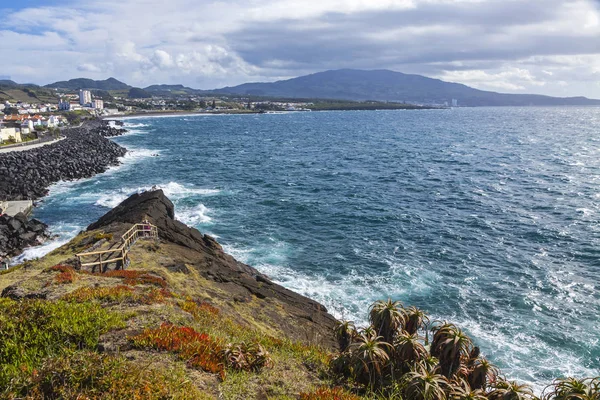 Ponta Delgada a Atlantické pobřeží na Sao Miguel ostrov, Azory, P — Stock fotografie