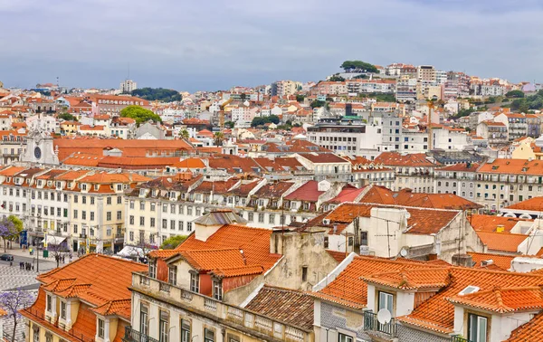 Hustaken i staden Lissabon, Portugal — Stockfoto