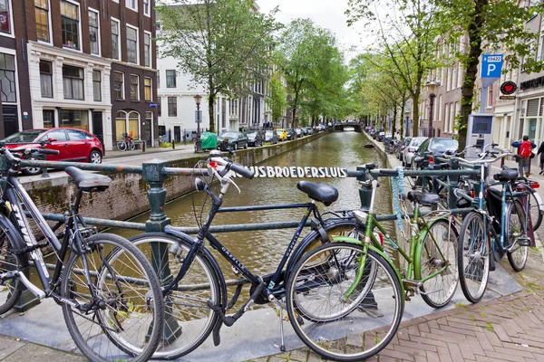 Vélos stationnés sur le pont Paulusbroedersluis à Amsterdam — Photo