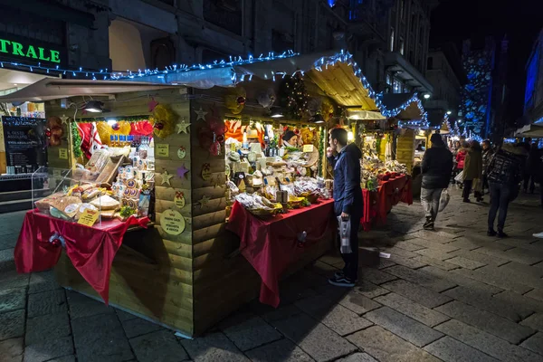 Traditionele kerstmarkt op Piazza Cavour in Como, Italië — Stockfoto