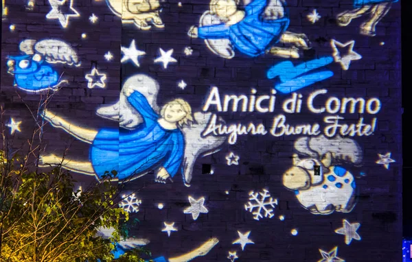 Décorations de Noël festives sur les façades de bâtiments à Côme, Italie — Photo