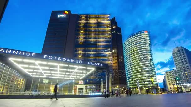 Vista nocturna de Potsdamer Platz, Berlín, Alemania — Vídeos de Stock