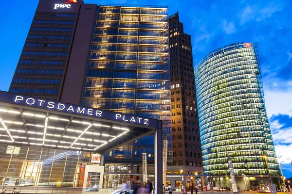 Kvällen utsikt över Potsdamer Platz, Berlin, Tyskland — Stockfoto