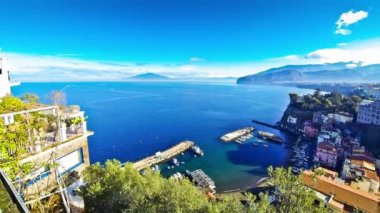 Ismarlayarak Sorrento kıyı şeridi ve Napoli Körfezi