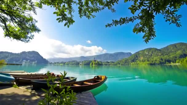 Barcos en el lago bled (blejsko jezero), Eslovenia — Αρχείο Βίντεο