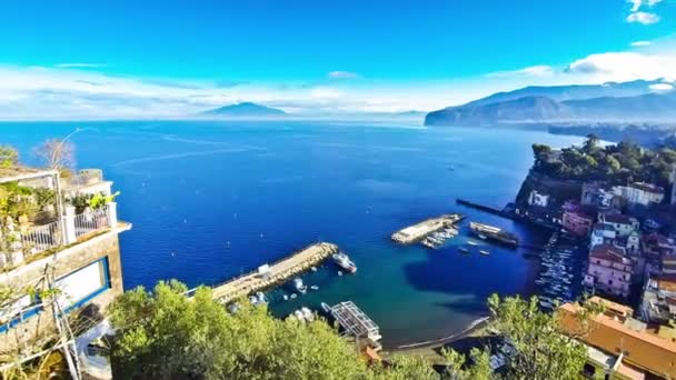 Schilderachtig uitzicht van Sorrento kust en de Golf van Napels — Stockvideo