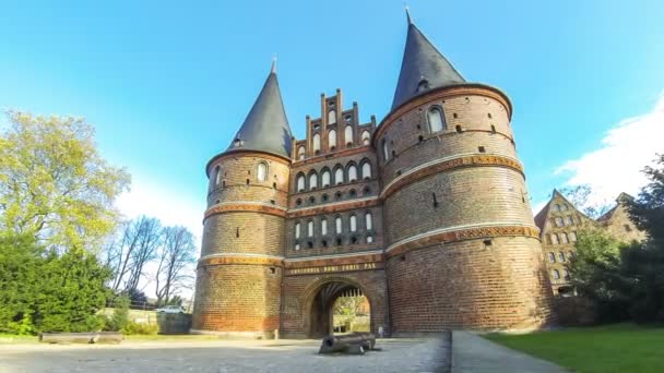 Holsten Gate (Holstentor) en Lubeck, Alemania — Vídeos de Stock