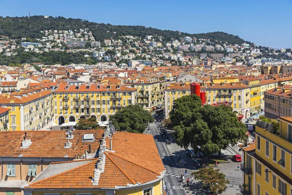 Casas históricas coloridas na cidade de Nice, França — Fotografia de Stock