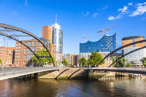 Speicherstadt distrikt med Elbphilharmonie bygning i Hamburg - Stock-foto