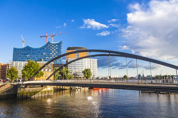 Speicherstadt distrikt med Elbphilharmonie bygning i Hamburg - Stock-foto