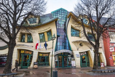 Polonya 'nın Sopot kentindeki eğri büğrü küçük ev (Krzywy Domek)