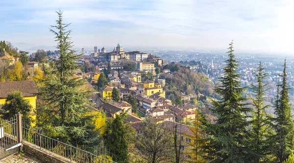 Herbstpanorama Blick auf Bergamos Altstadt, Italien — Stockfoto