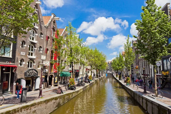 Levendige straat in het hart van Amsterdam, Nederland — Stockfoto