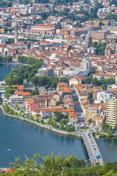 A légi felvétel a Lecco város és a Comói-tó, Olaszország — Stock Fotó