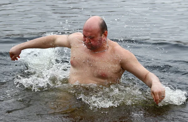 Menschen tauchen bei Epiphaniasfeier in eisiges Wasser — Stockfoto