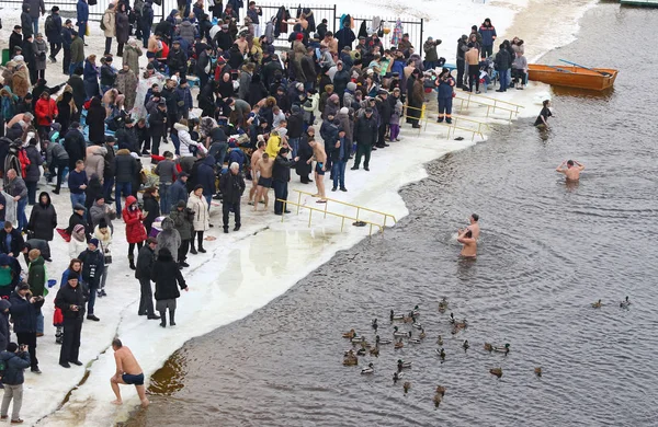 Menschen tauchen bei Epiphaniasfeier in eisiges Wasser — Stockfoto