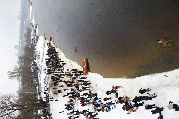 La gente se sumerge en agua helada durante la celebración de la Epifanía — Foto de Stock