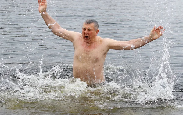 People dip in icy water during Epiphany celebration — Stock Photo, Image