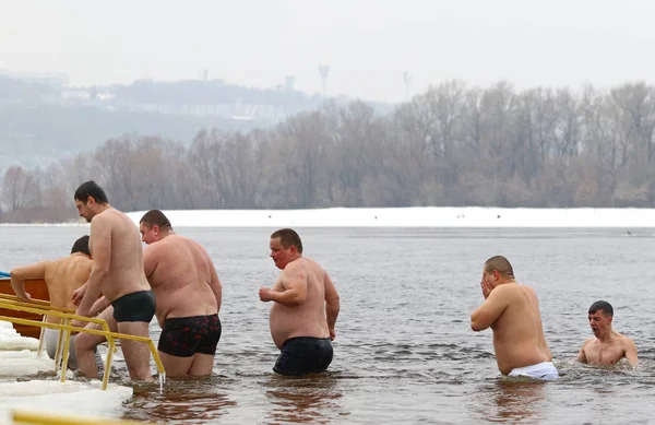 Lidé ponořit do ledové vody během slavnosti Zjevení Páně — Stock fotografie