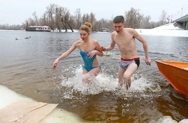 Lidé ponořit do ledové vody během slavnosti Zjevení Páně — Stock fotografie