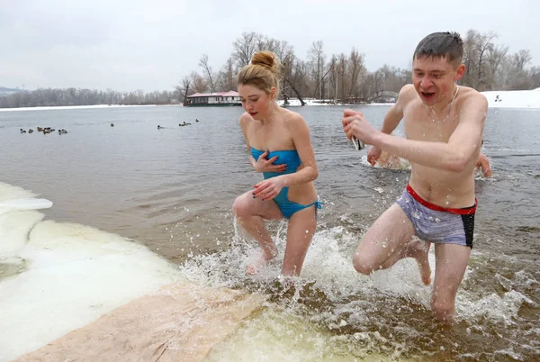 Lidé ponořit do ledové vody během slavnosti Zjevení Páně — Stock fotografie