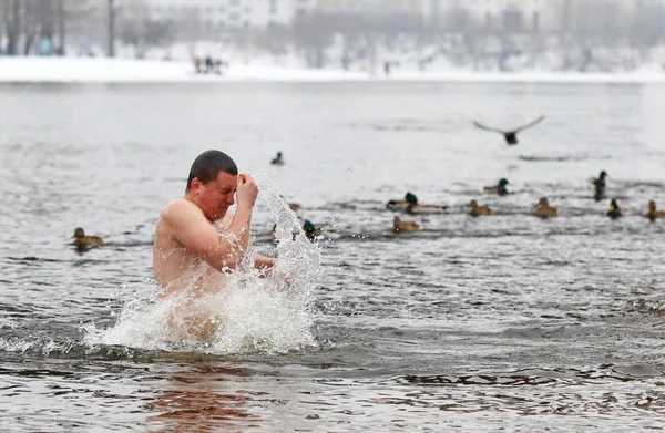 Ludzie zanurzyć się w lodowatej wody podczas uroczystości Trzech Króli — Zdjęcie stockowe