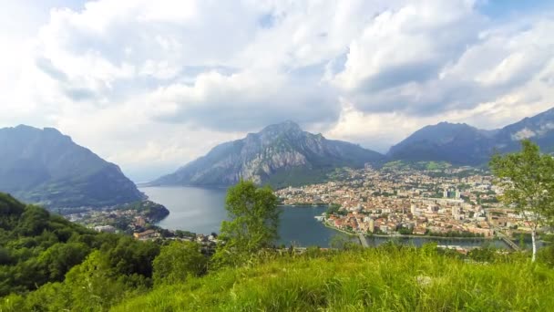 Vista aérea panorámica del Lago de Como y la ciudad de Lecco, Italia — Vídeos de Stock
