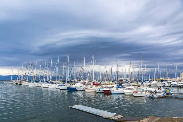 Båtar i hamnen i Cagliari, Sardinien, Italien — Stockfoto