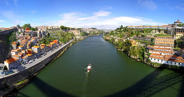 Panorama do rio Duoro e edifícios no Porto, Portugal — Fotografia de Stock