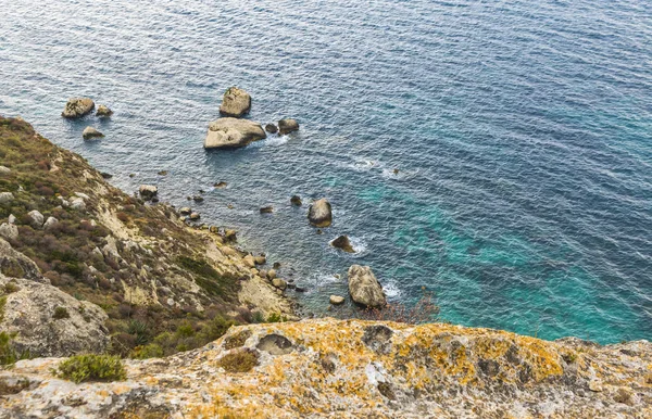 Скелястому березі моря на острові Сардинія, Італія — стокове фото