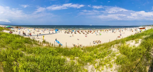 Zatłoczonej plaży nad Morzem Bałtyckim w Świnoujście, Polska — Zdjęcie stockowe