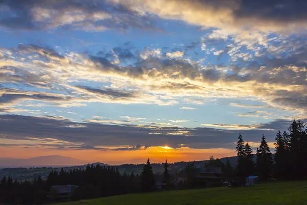 Pintoresca puesta de sol en las montañas —  Fotos de Stock