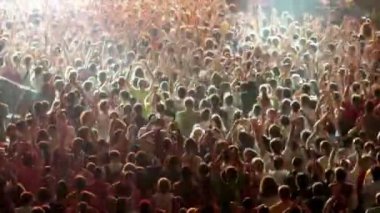 Konser sırasında ellerini yükselterek Kalabalığı eğlendirmekten