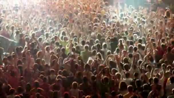 Веселий натовп піднімає руки під час концерту — стокове відео