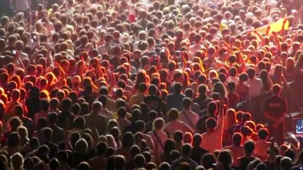 Jásající dav pozvedá ruce během koncertu — Stock video