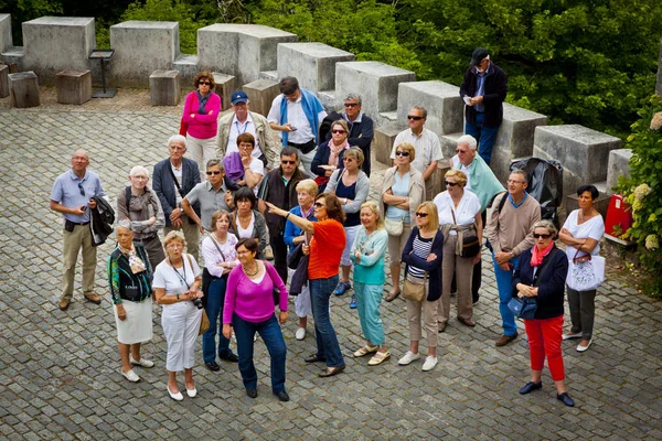 Grupp turister som lyssnar till guide — Stockfoto