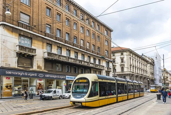 Современный трамвай на улицах Милана, Италия — стоковое фото