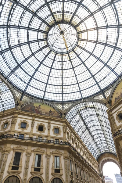 밀라노, 이탈리아에 갤러리아 비토리오 에마누엘레 쇼핑 센터 — 스톡 사진