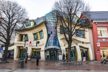 Polonya 'nın Sopot kentindeki eğri büğrü küçük ev (Krzywy Domek)